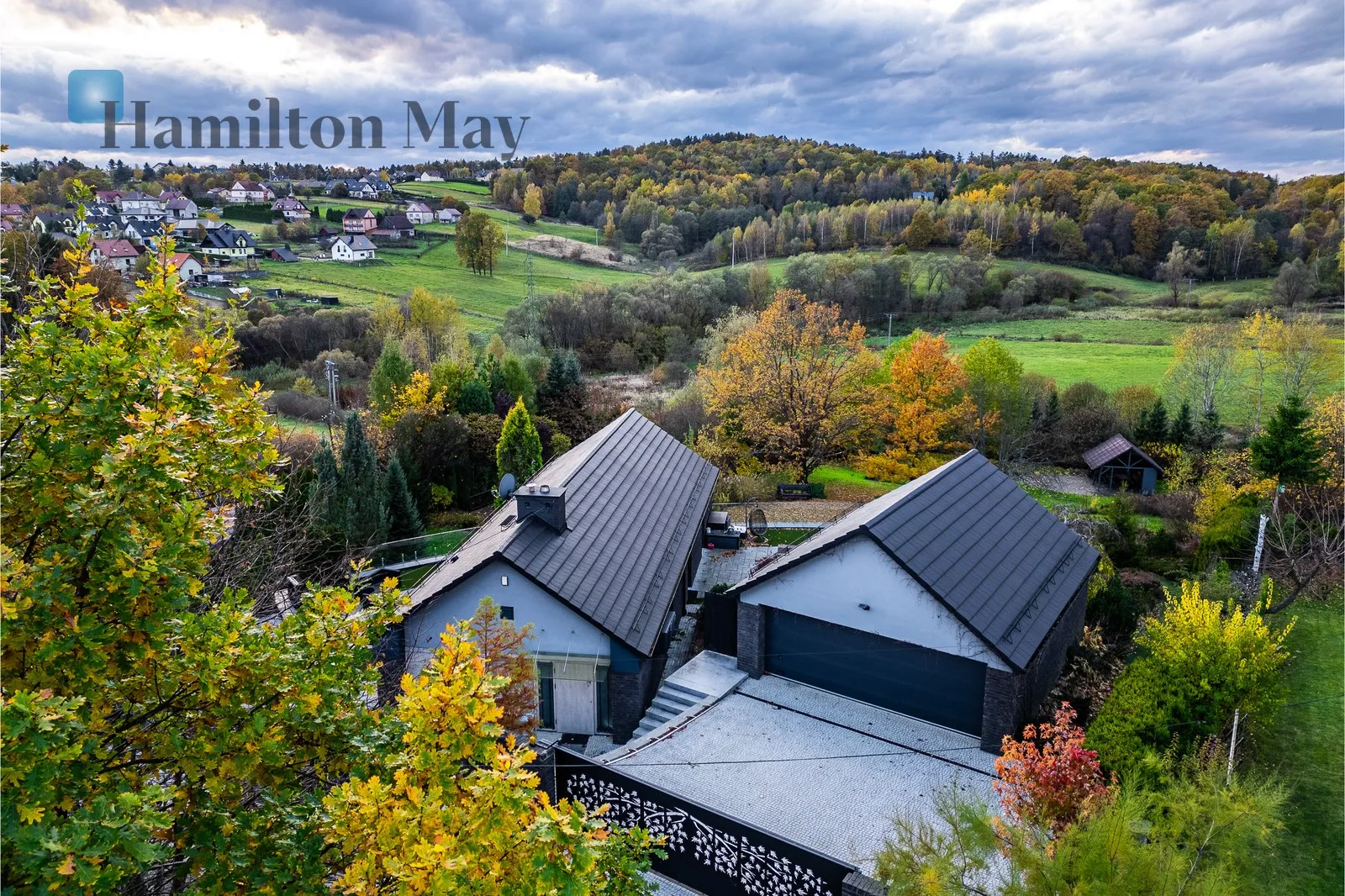 An elegant, atmospheric residence located on a beautiful plot with a panoramic view in Mogilany - slider