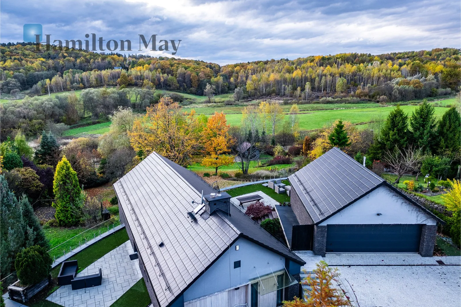 An elegant, atmospheric residence located on a beautiful plot with a panoramic view in Mogilany - slider