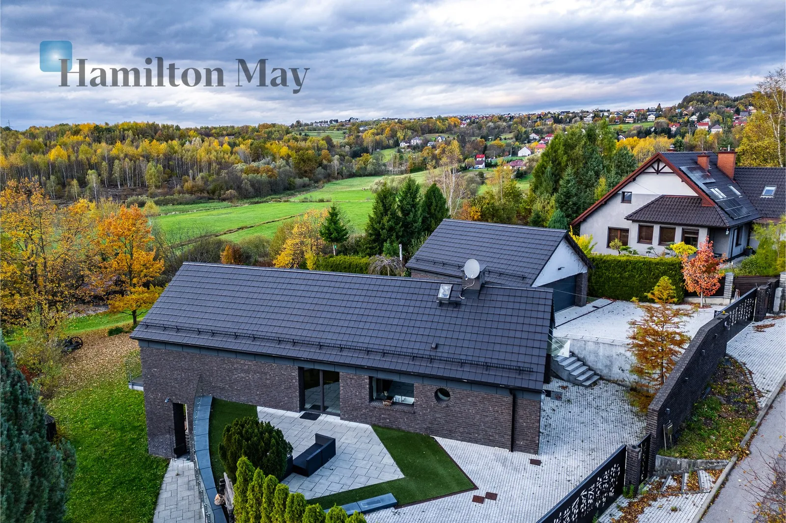 An elegant, atmospheric residence located on a beautiful plot with a panoramic view in Mogilany - slider