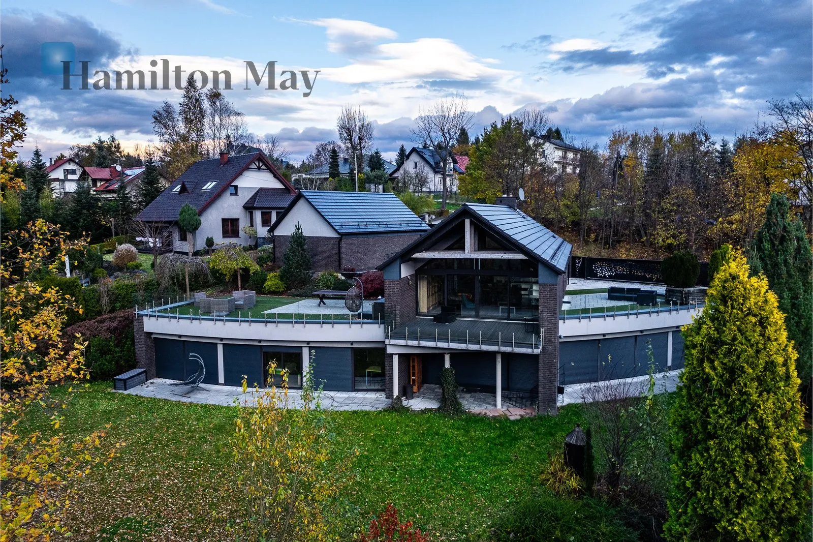 An elegant, atmospheric residence located on a beautiful plot with a panoramic view in Mogilany - slider