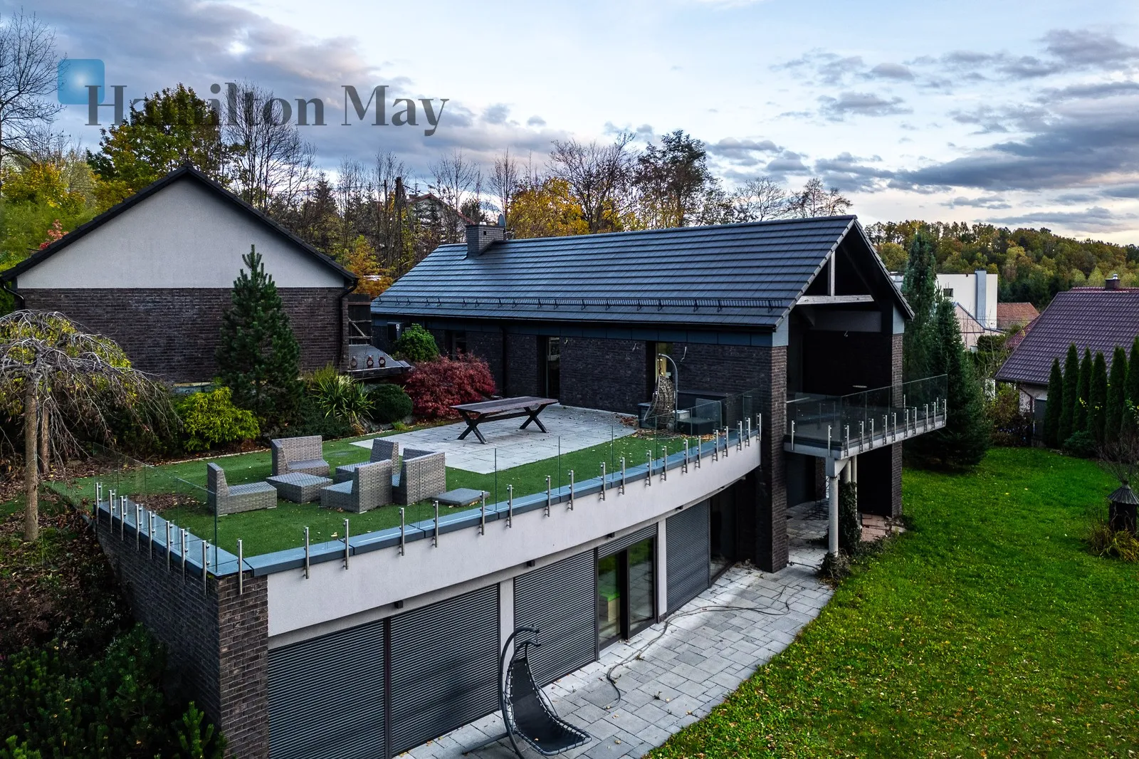 An elegant, atmospheric residence located on a beautiful plot with a panoramic view in Mogilany - slider