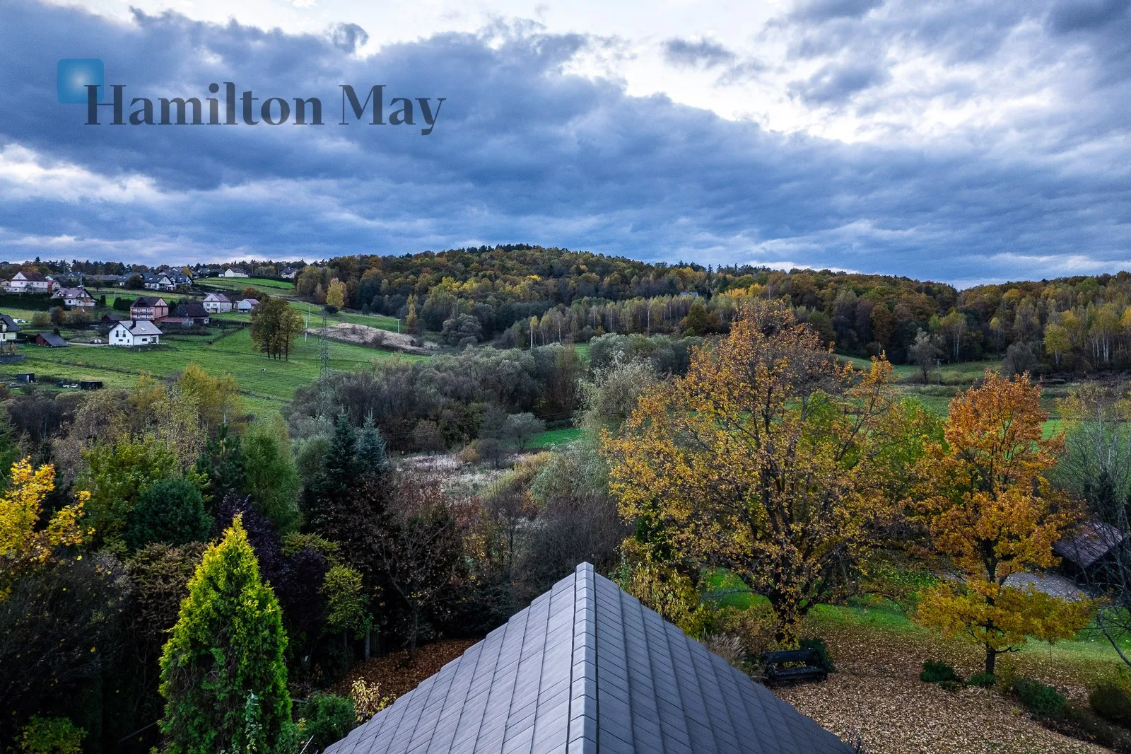 An elegant, atmospheric residence located on a beautiful plot with a panoramic view in Mogilany - slider