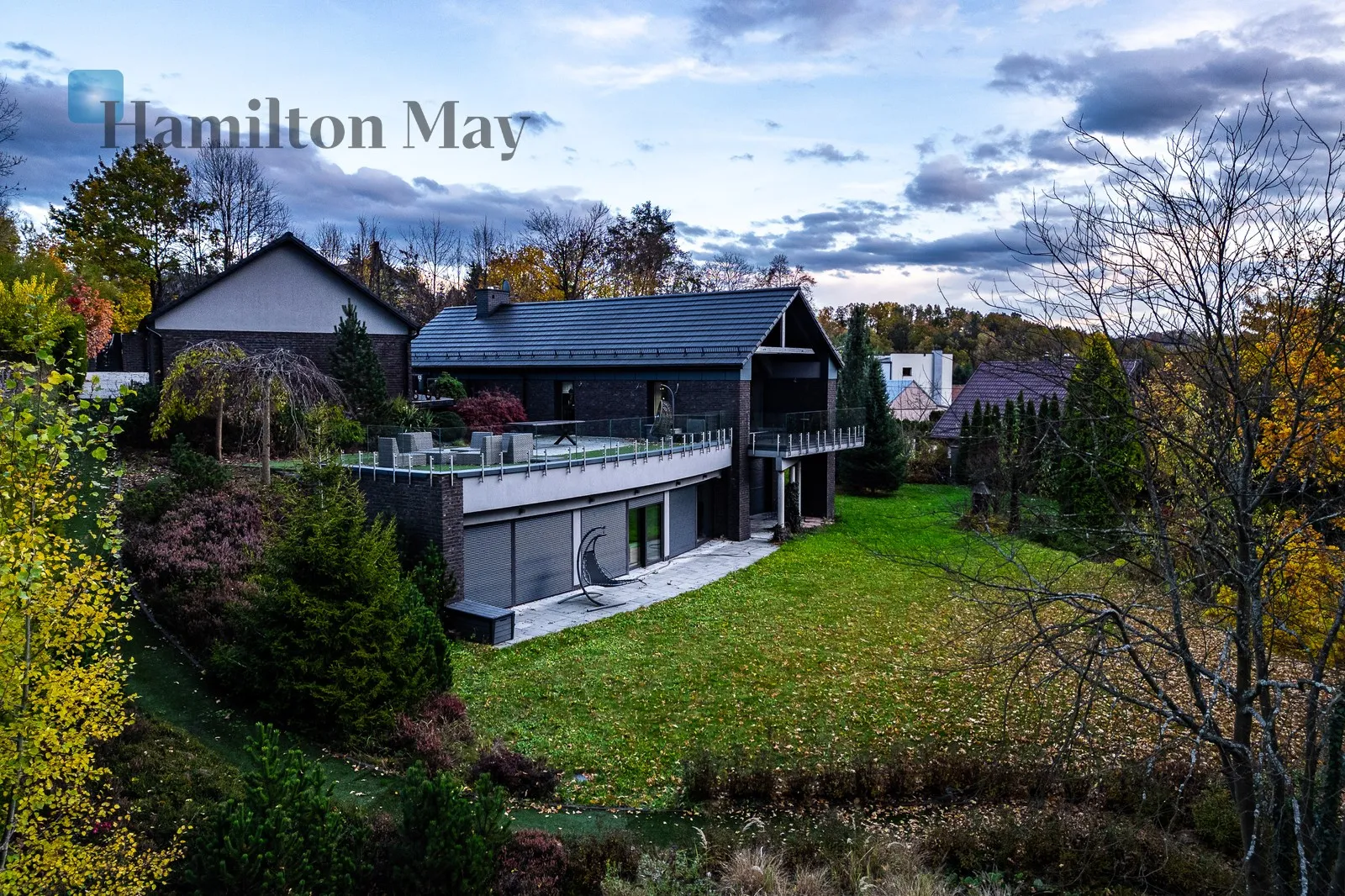 An elegant, atmospheric residence located on a beautiful plot with a panoramic view in Mogilany - slider