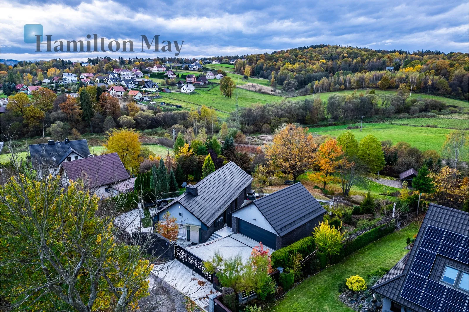 An elegant, atmospheric residence located on a beautiful plot with a panoramic view in Mogilany - slider