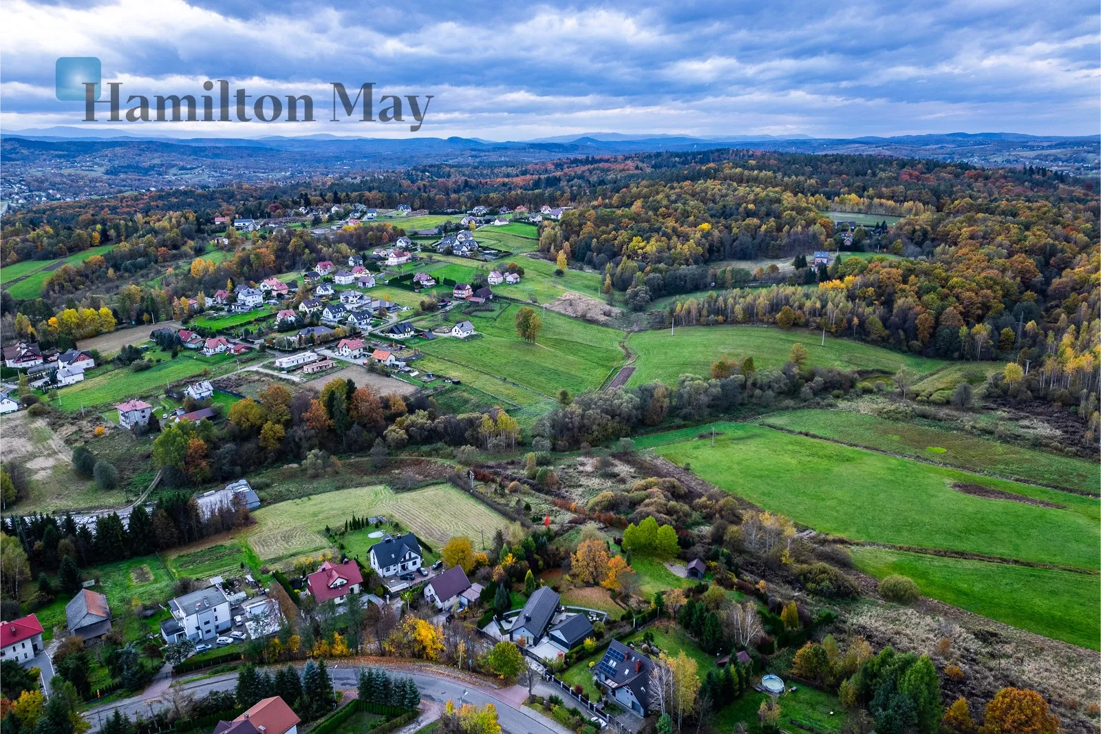 An elegant, atmospheric residence located on a beautiful plot with a panoramic view in Mogilany - slider