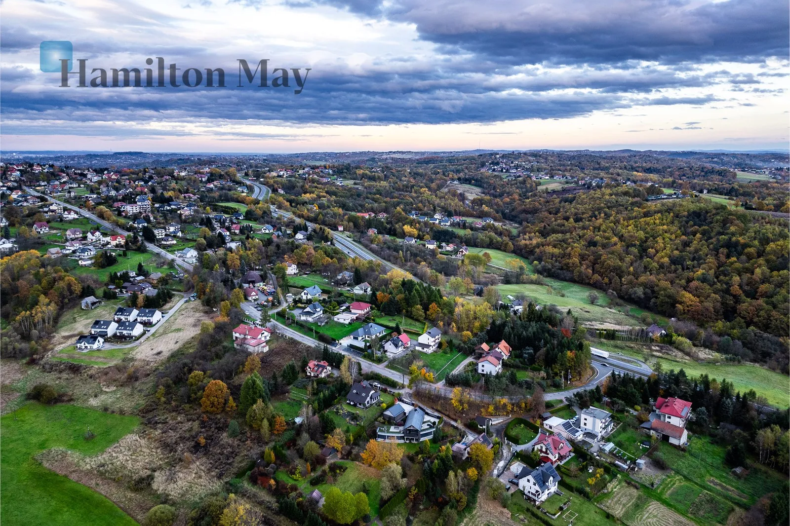 An elegant, atmospheric residence located on a beautiful plot with a panoramic view in Mogilany - slider