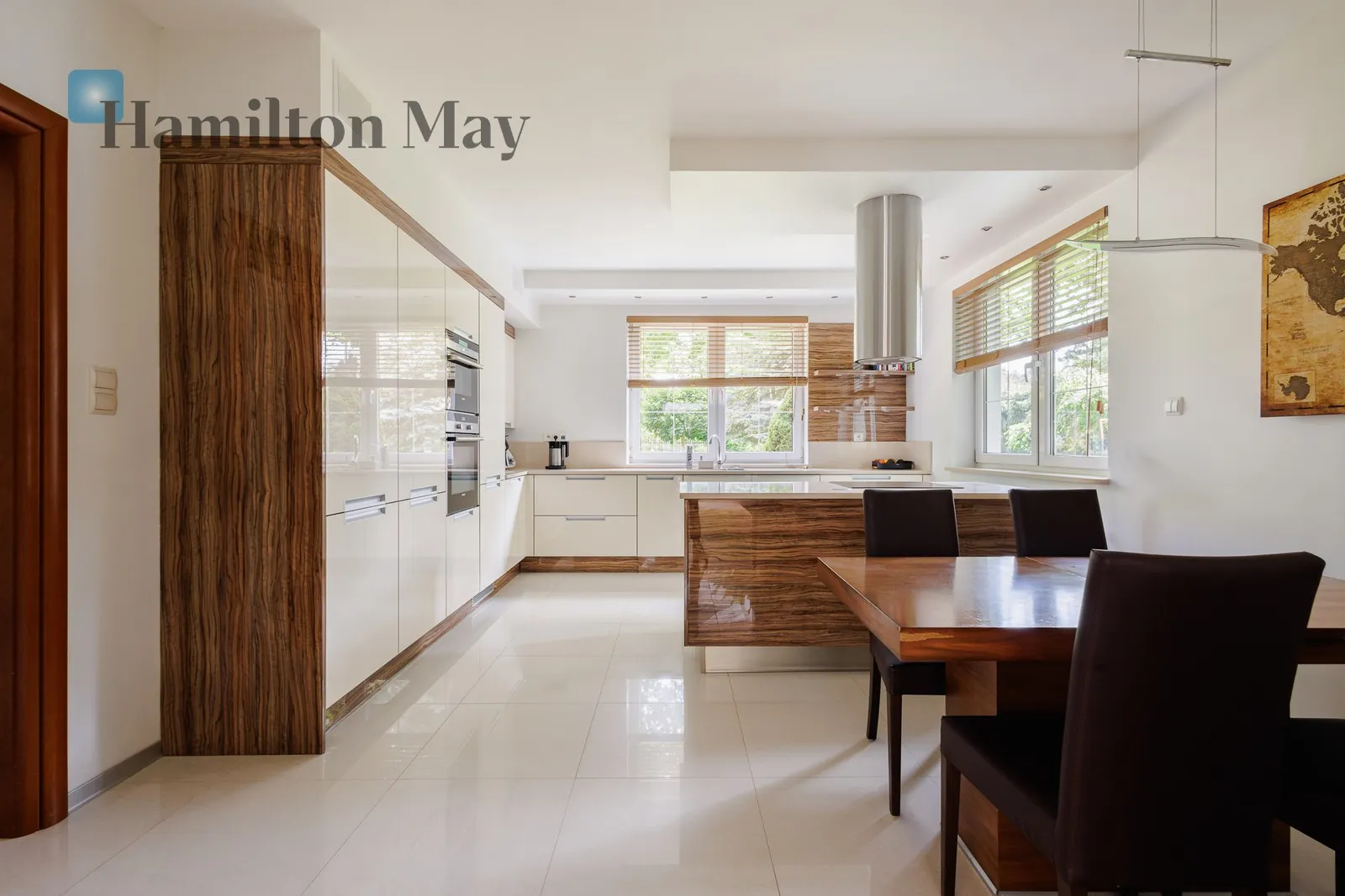 Street: Górna Region: Otwock Wielki Price: 3800000 PLN Bedrooms: 6 Bathrooms: 4 Plot size: 1848m2 - slider