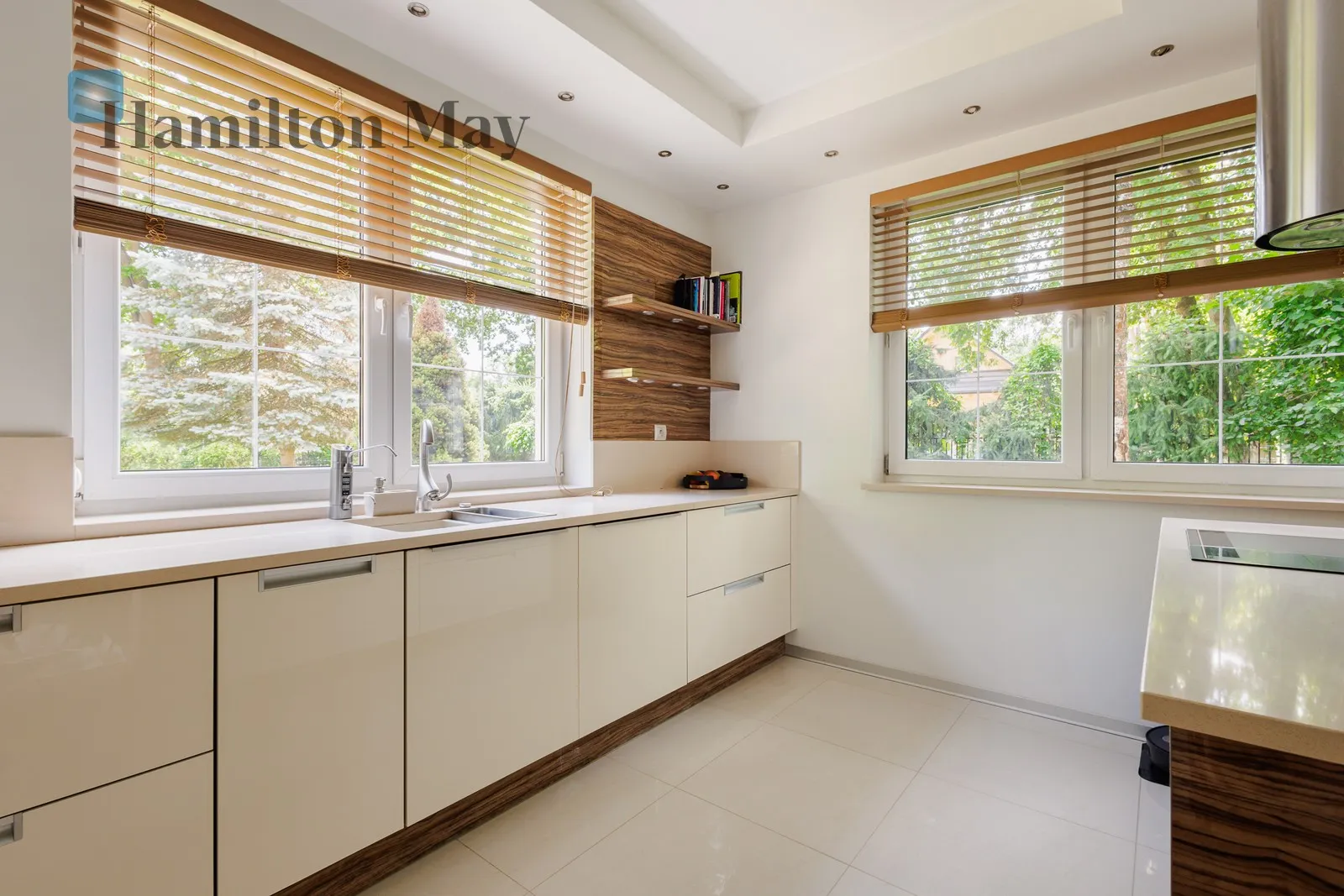 Region: Otwock Wielki Price: 3800000 PLN Bedrooms: 6 Bathrooms: 4 Plot size: 1848m2 Price/m2: 9500 PLN - slider
