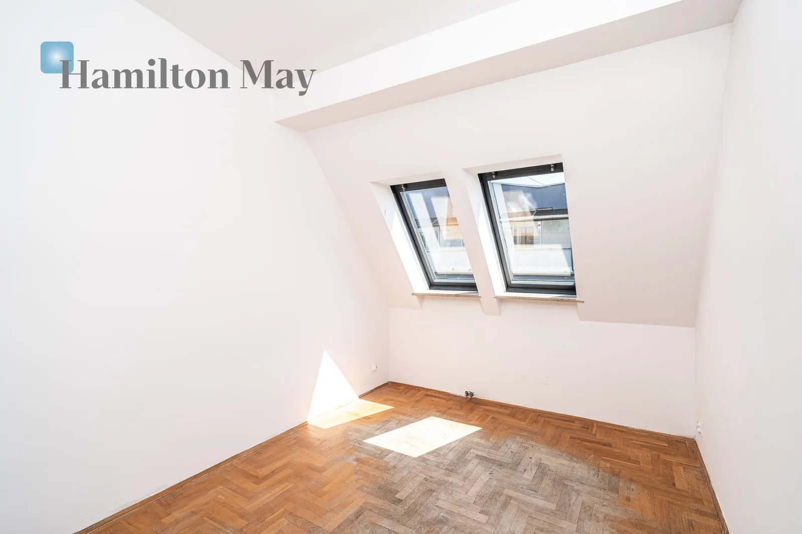 Distance to centre: 1.85 km Level: 3 Price: 2016000 PLN Bedrooms: 5 Bathrooms: 2 Size: 122m2 - slider