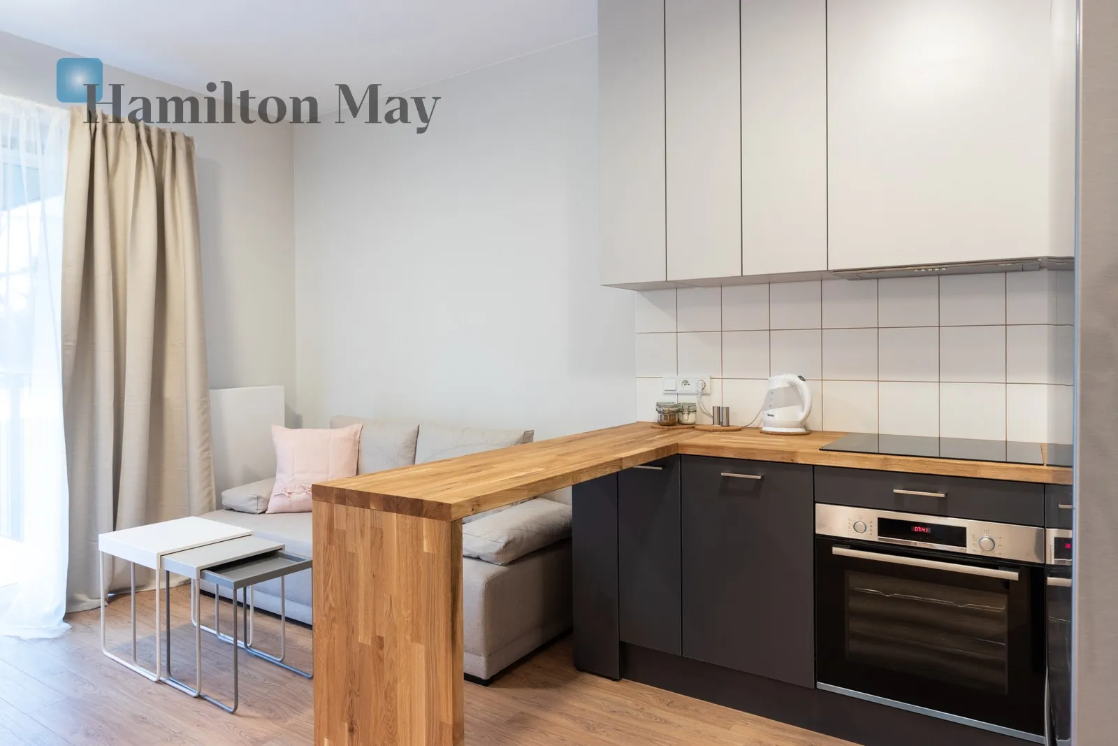 City: Kraków Street: Rakowicka Region: Stare Miasto Distance to centre: 1.58 km Level: 1 Price: 925000 PLN Bedrooms: 0 - slider