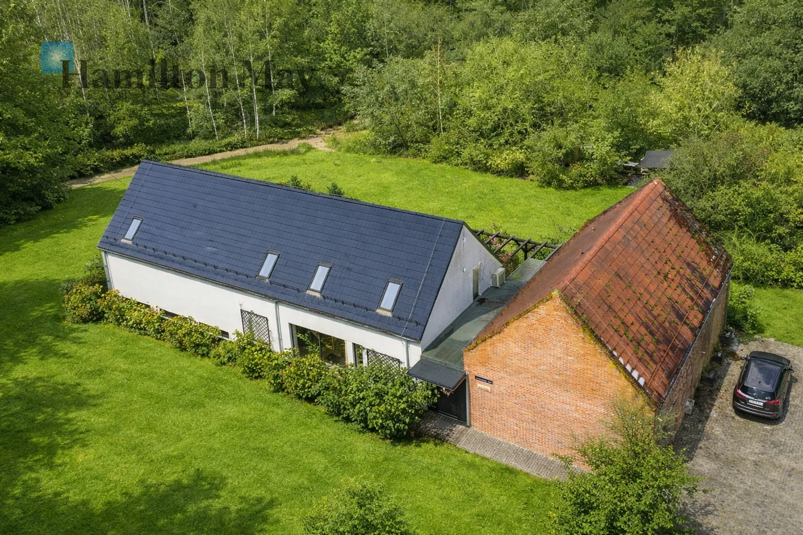 Distance to centre: 27.34 km Price: 2899000 PLN Bedrooms: 6 Bathrooms: 4 - slider