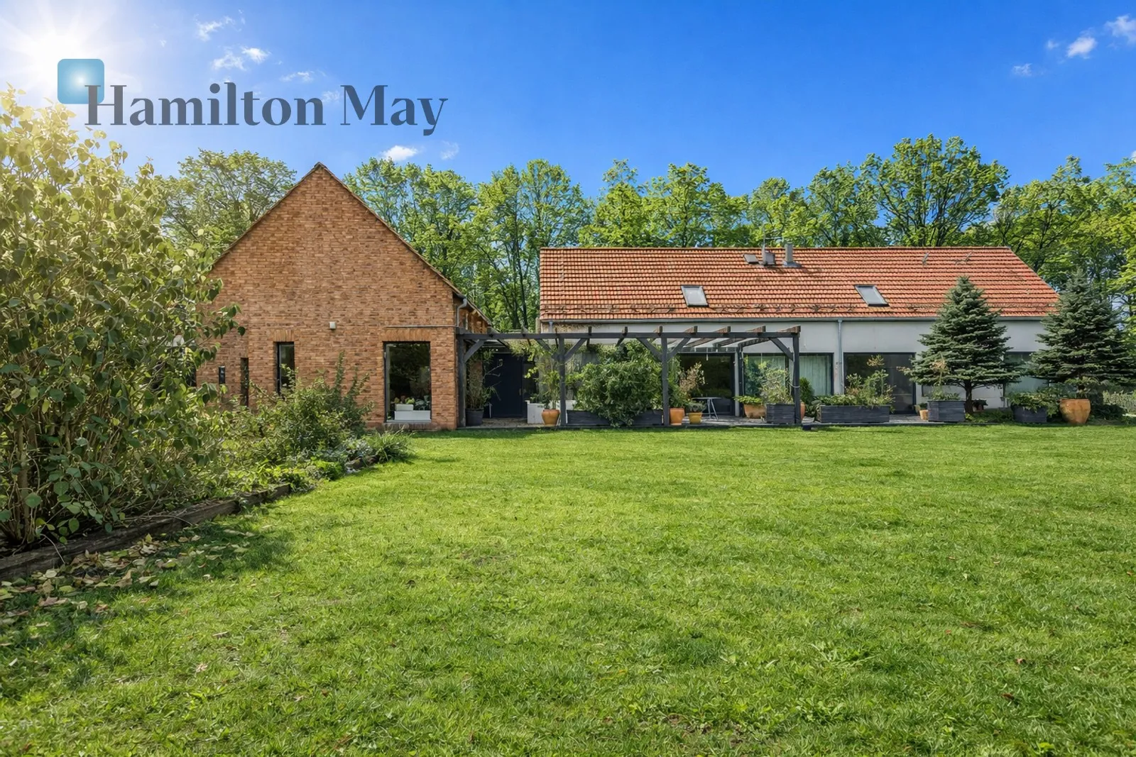 Bedrooms: 6 Bathrooms: 4 Plot size: 8600m2 Price/m2: 8975 PLN - slider