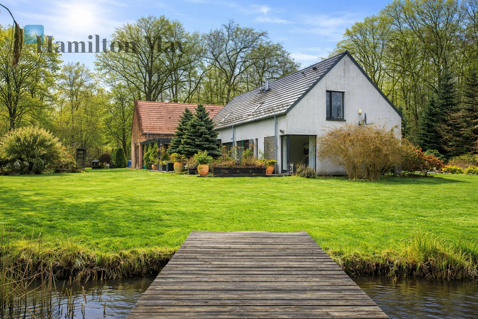 City: Chwałowice Street: Główna Region: Chwałowice Distance to centre: 27.34 km Price: 2899000 PLN Bedrooms: 6 Bathrooms: 4 Plot size: 8600m2 - slider