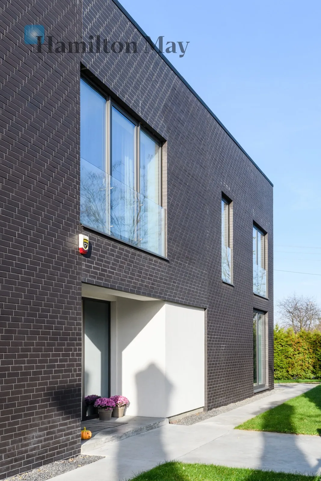 Region: Włochy Subregion: Okęcie Distance to centre: 6.14 km Price: 29900 PLN Bedrooms: 5 - slider