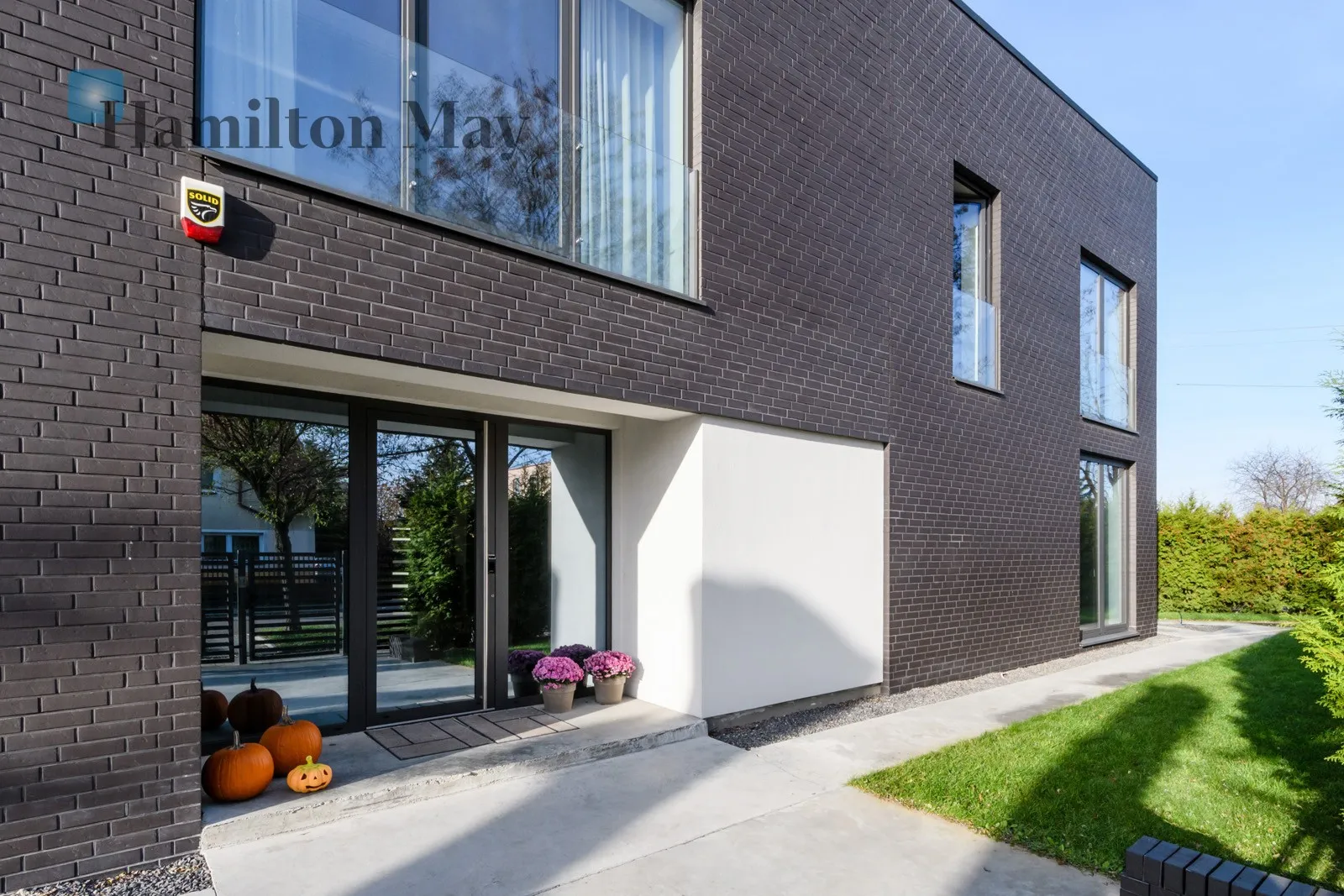 Subregion: Okęcie Distance to centre: 6.14 km Price: 29900 PLN Bedrooms: 5 Bathrooms: 4 - slider