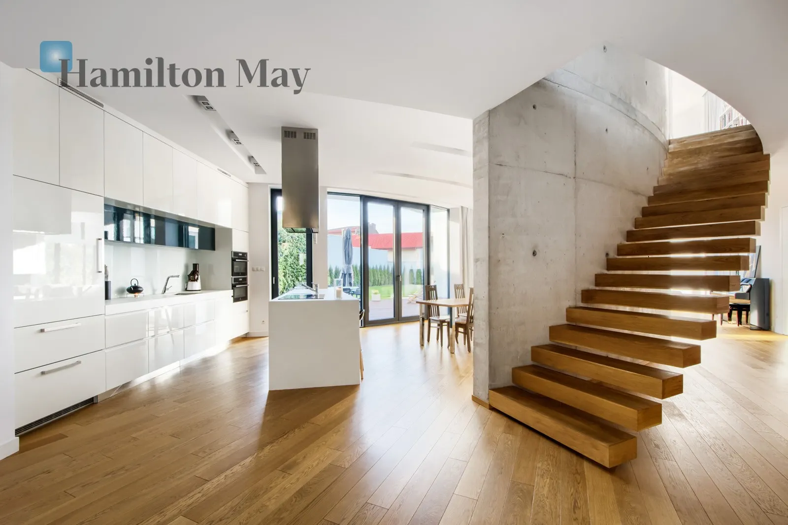 City: Warszawa Street: Komitetu Obrony Robotników Region: Włochy Subregion: Okęcie Distance to centre: 6.14 km Price: 29900 PLN Bedrooms: 5 - slider