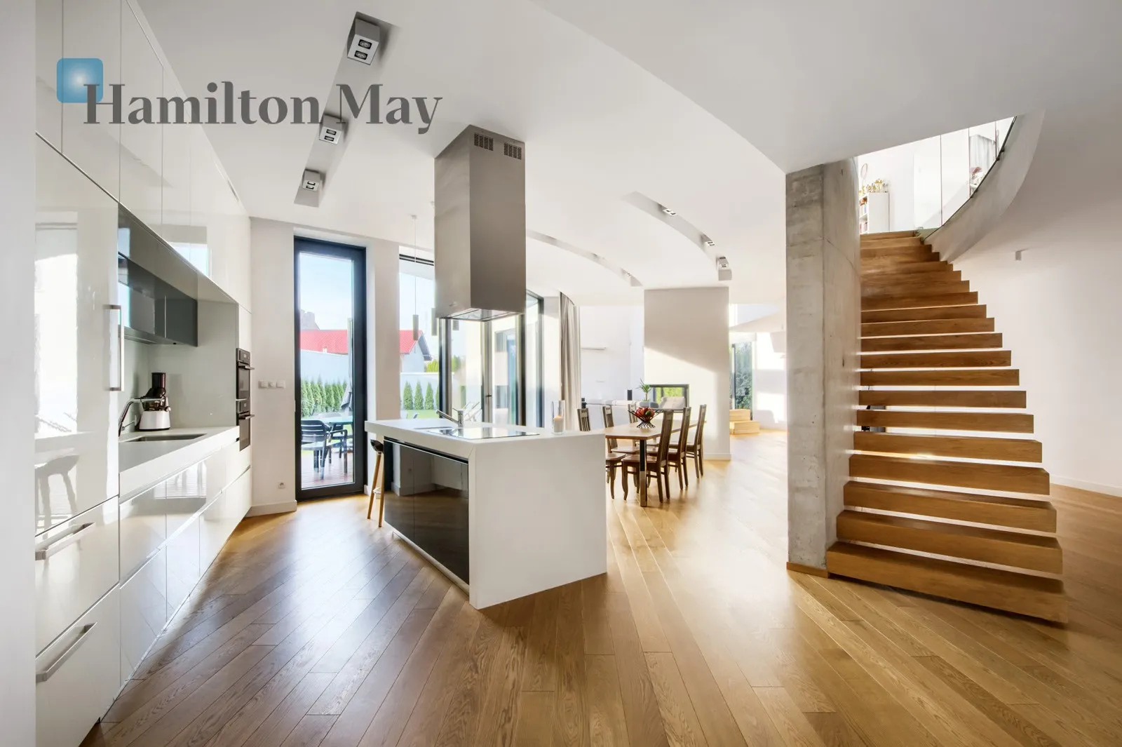 Distance to centre: 6.14 km Price: 29900 PLN Bedrooms: 5 Bathrooms: 4 Plot size: 1100m2 - slider