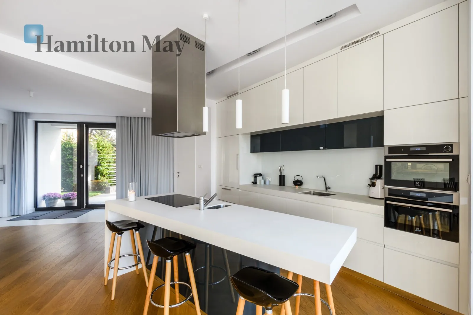 Street: Komitetu Obrony Robotników Region: Włochy Subregion: Okęcie Distance to centre: 6.14 km Price: 29900 PLN Bedrooms: 5 Bathrooms: 4 - slider