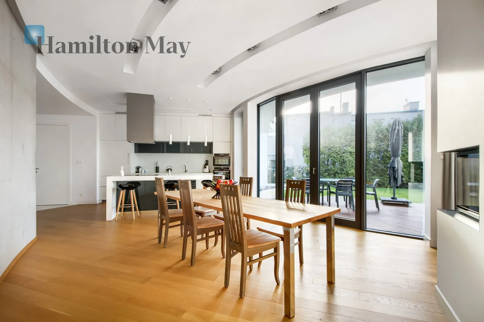 Region: Włochy Subregion: Okęcie Distance to centre: 6.14 km Price: 29900 PLN Bedrooms: 5 Bathrooms: 4 Plot size: 1100m2 - slider