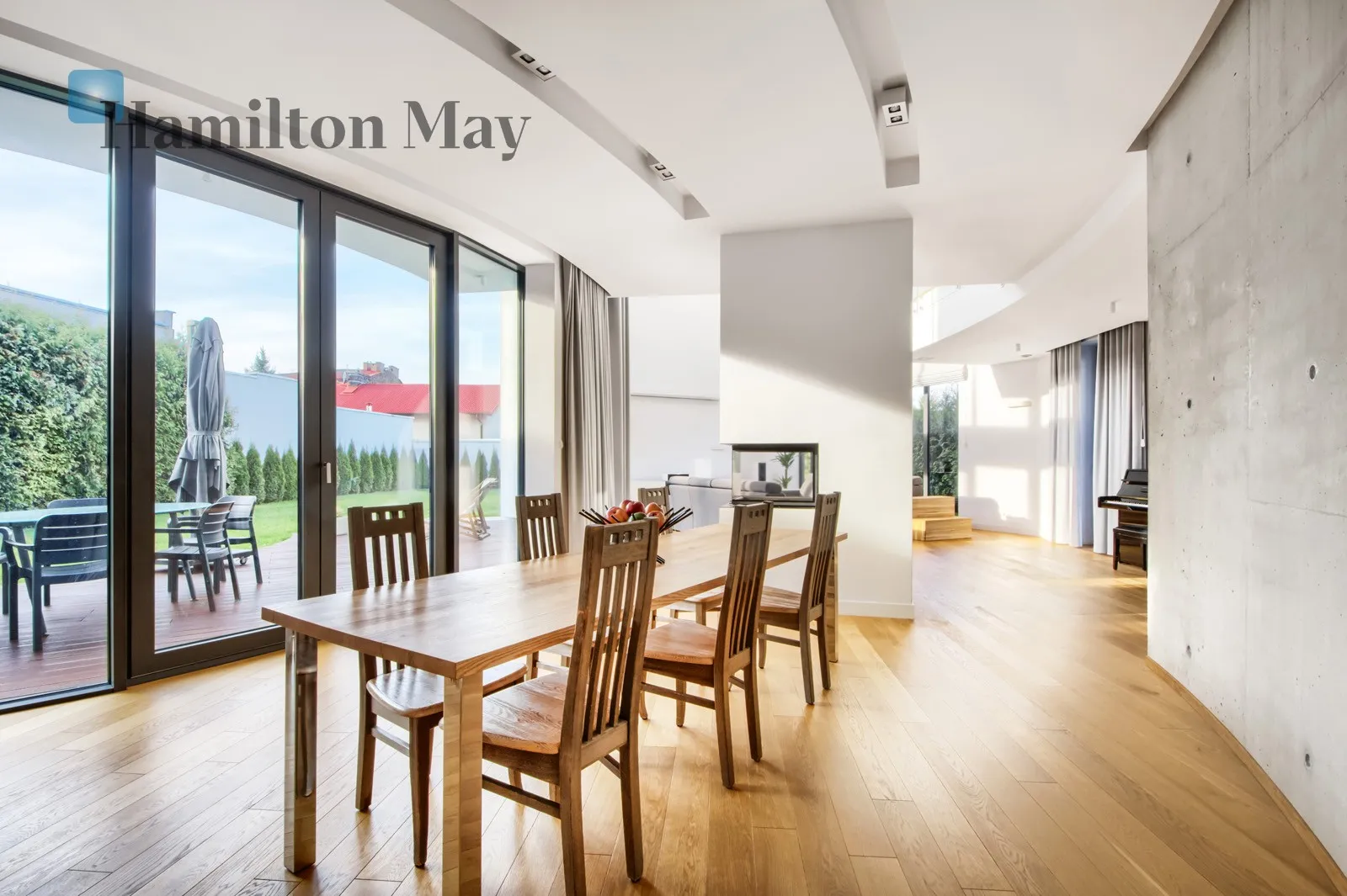 Subregion: Okęcie Distance to centre: 6.14 km Price: 29900 PLN Bedrooms: 5 Bathrooms: 4 Plot size: 1100m2 Price/m2: 66 PLN - slider