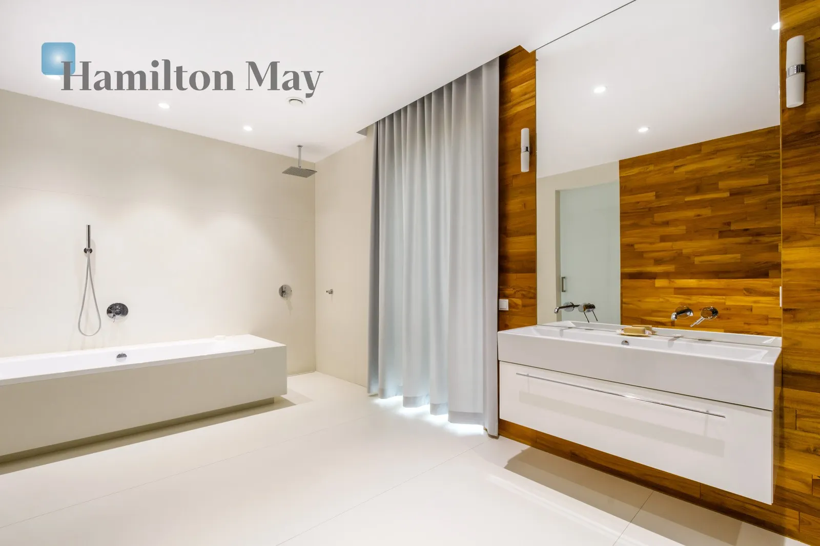 Distance to centre: 6.14 km Price: 29900 PLN Bedrooms: 5 Bathrooms: 4 Plot size: 1100m2 Price/m2: 66 PLN - slider