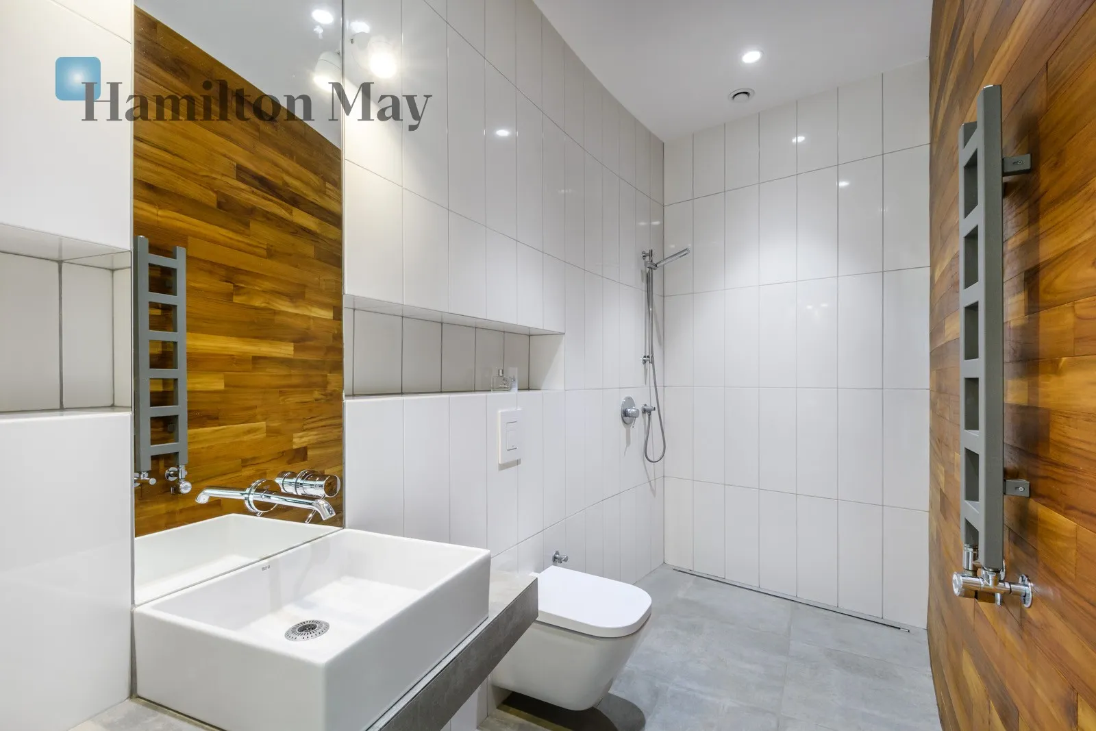 Subregion: Okęcie Distance to centre: 6.14 km Price: 29900 PLN Bedrooms: 5 Bathrooms: 4 Plot size: 1100m2 - slider