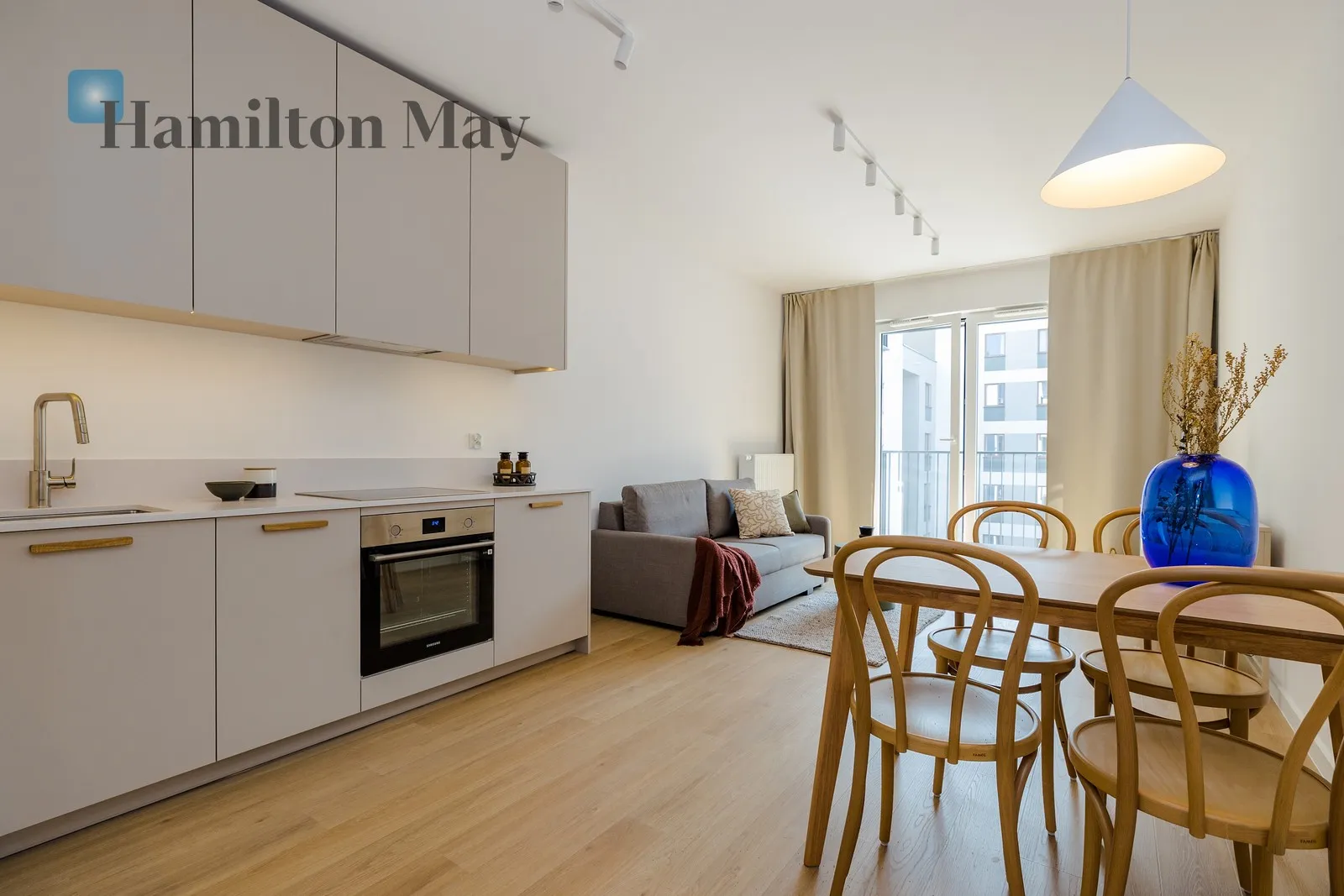 City: Kraków Street: Myśliwska Region: Podgórze Subregion: Płaszów Distance to centre: 4.69 km Level: 4 Price: 762000 PLN Bedrooms: 1 Bathrooms: 1 Size: 42.07m2 - slider