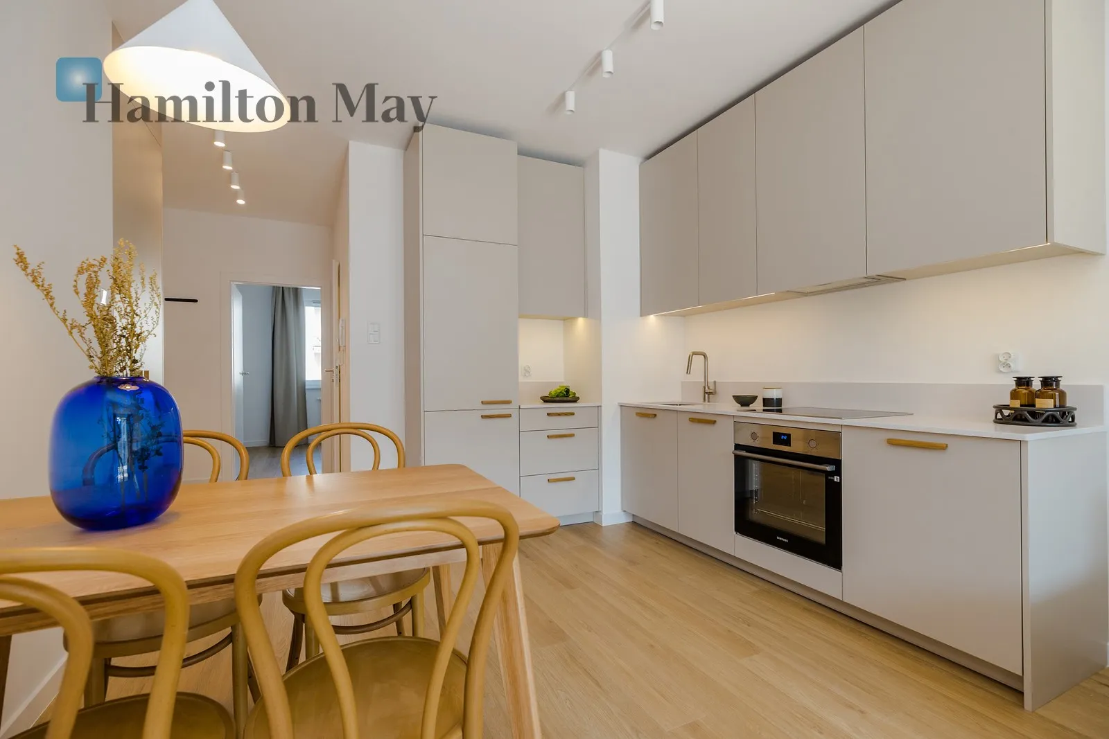 City: Kraków Street: Myśliwska Region: Podgórze Subregion: Płaszów Distance to centre: 4.69 km Level: 4 Price: 762000 PLN Bedrooms: 1 - slider