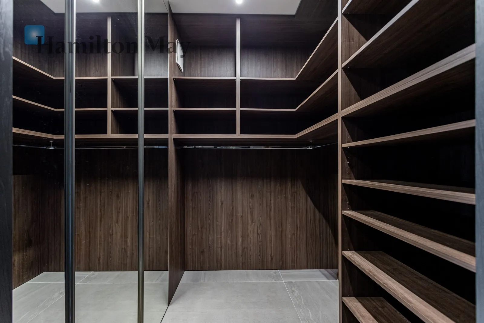 Distance to centre: 1.09 km Level: 6 Price: 22000 PLN Bedrooms: 3 Bathrooms: 2 - slider