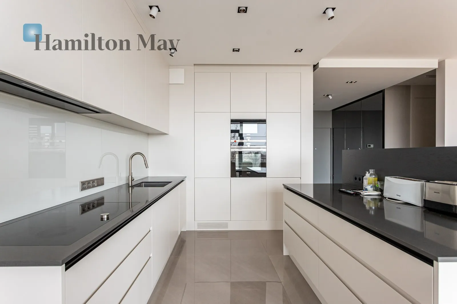 Region: Śródmieście Subregion: Śródmieście Północne Distance to centre: 1.09 km Level: 6 Price: 22000 PLN Bedrooms: 3 Bathrooms: 2 Size: 131m2 - slider