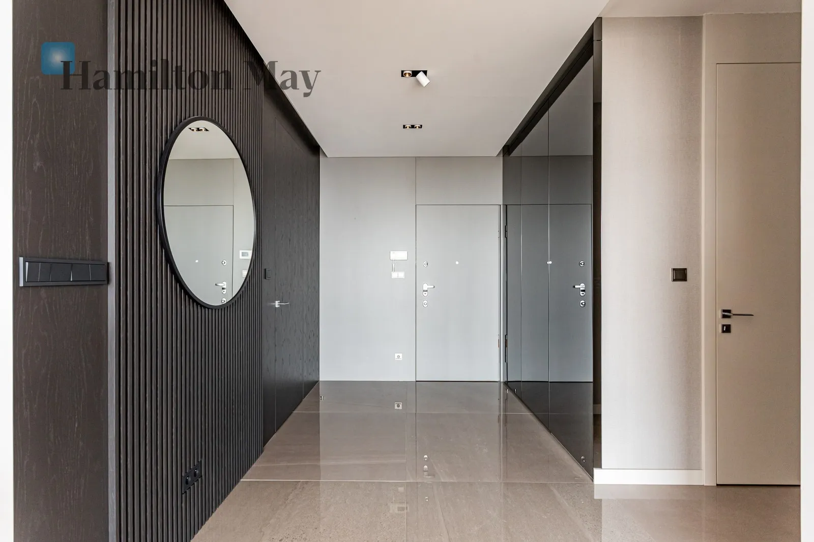 Street: Grzybowska Region: Śródmieście Subregion: Śródmieście Północne Distance to centre: 1.09 km Level: 6 Price: 22000 PLN Bedrooms: 3 - slider