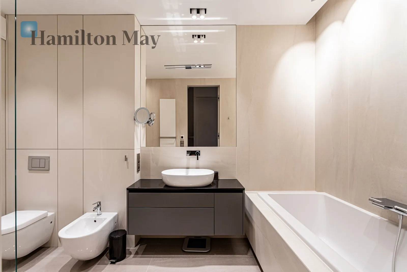 Distance to centre: 1.09 km Level: 6 Price: 22000 PLN Bedrooms: 3 Bathrooms: 2 Size: 131m2 Price/m2: 168 PLN - slider