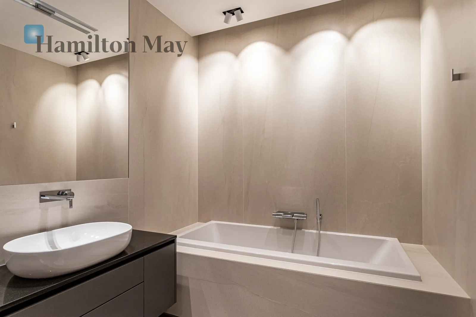 Street: Grzybowska Region: Śródmieście Subregion: Śródmieście Północne Distance to centre: 1.09 km Level: 6 Price: 22000 PLN - slider