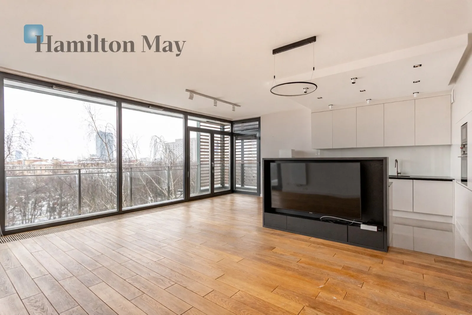 City: Warszawa Street: Grzybowska Region: Śródmieście Subregion: Śródmieście Północne Distance to centre: 1.09 km Level: 6 Price: 22000 PLN Bedrooms: 3 Bathrooms: 2 - slider