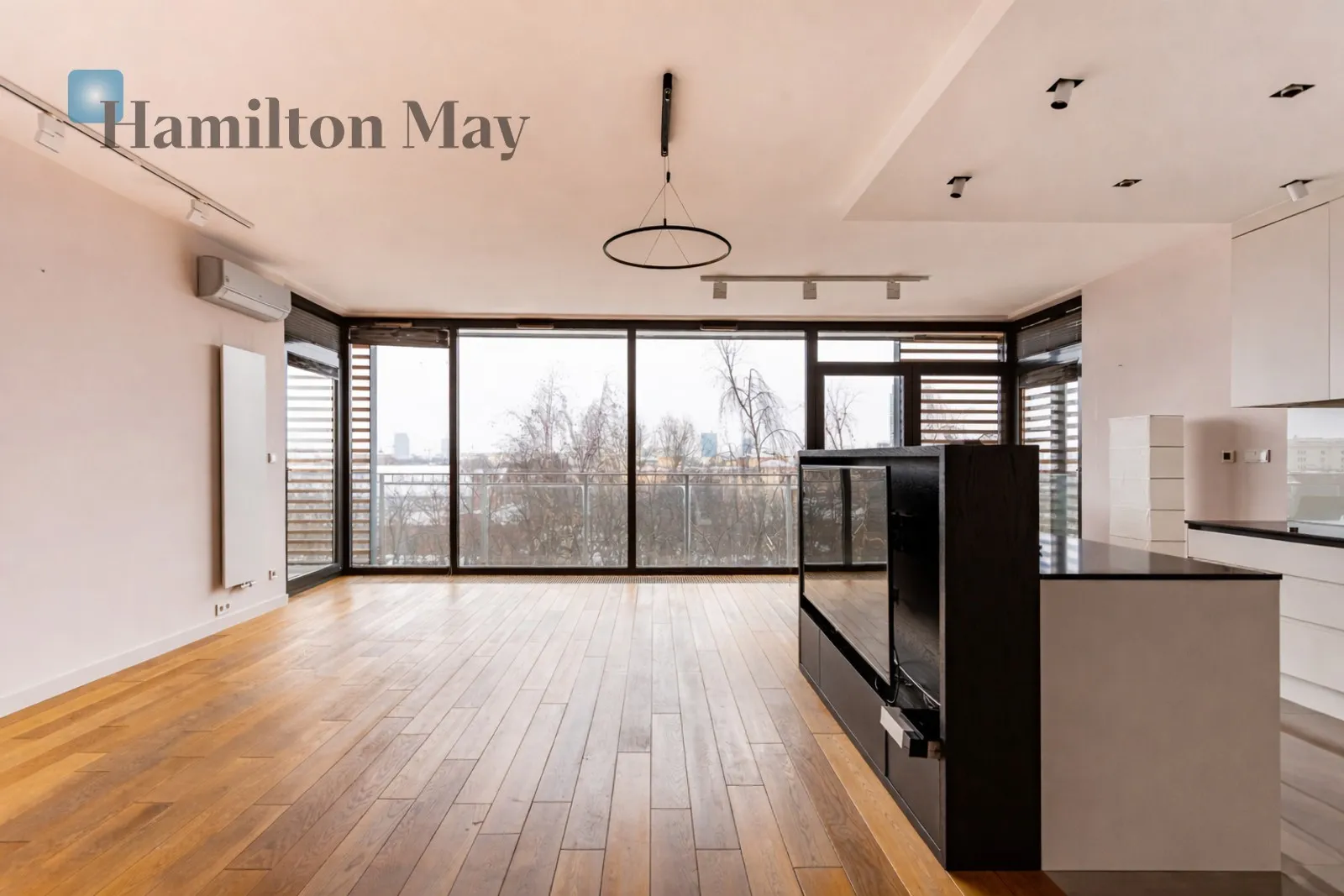 City: Warszawa Street: Grzybowska Region: Śródmieście Subregion: Śródmieście Północne Distance to centre: 1.09 km Level: 6 Price: 22000 PLN Bedrooms: 3 Bathrooms: 2 Size: 131m2 Price/m2: 168 PLN - slider