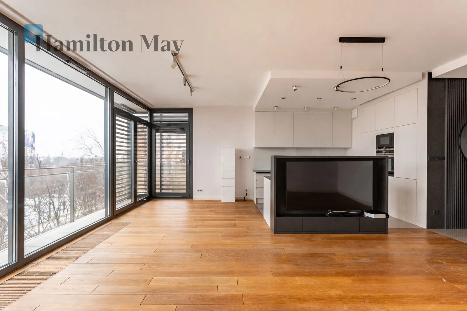 City: Warszawa Street: Grzybowska Region: Śródmieście Subregion: Śródmieście Północne Distance to centre: 1.09 km Level: 6 Price: 22000 PLN Bedrooms: 3 Bathrooms: 2 Size: 131m2 - slider