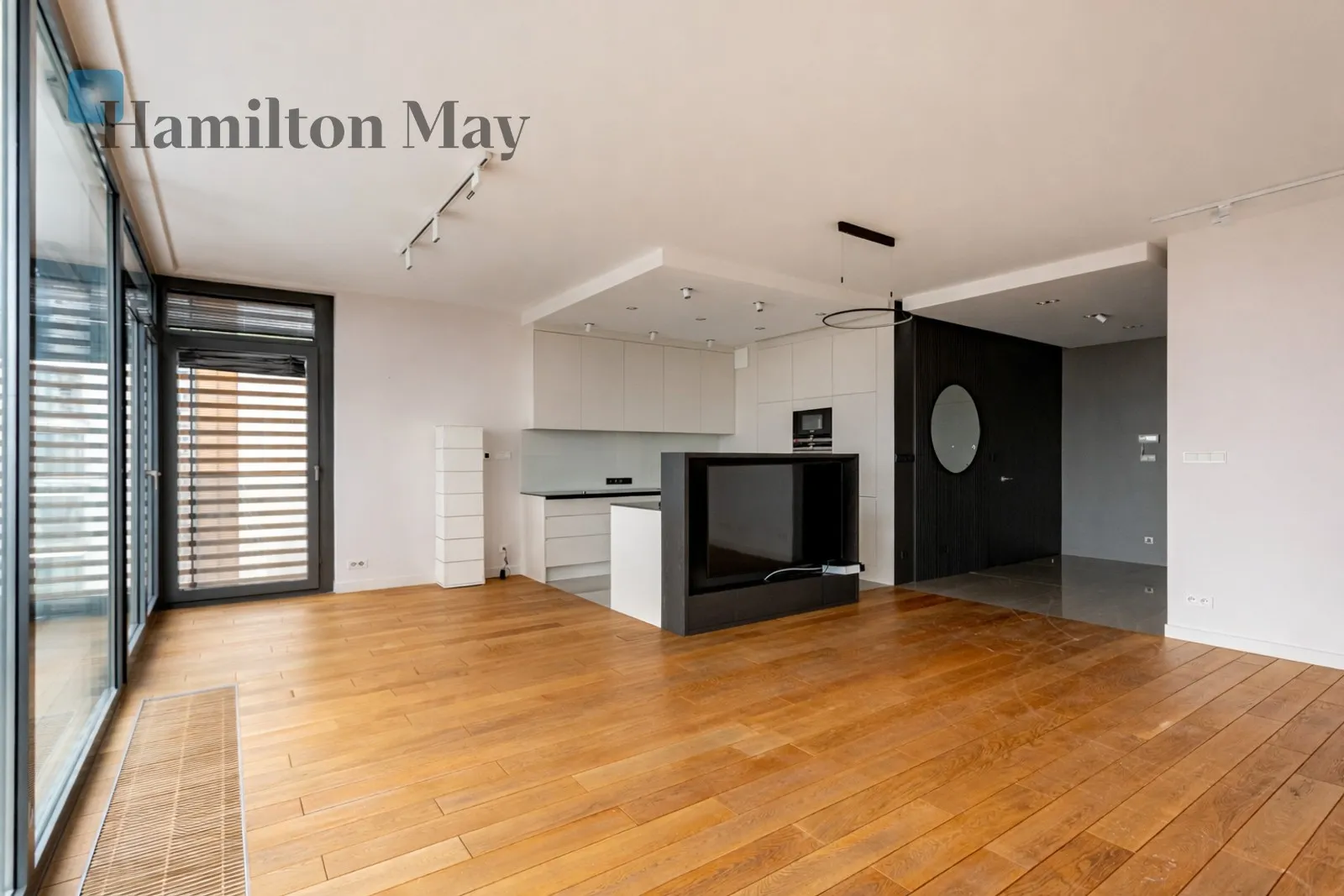 Region: Śródmieście Subregion: Śródmieście Północne Distance to centre: 1.09 km Level: 6 Price: 22000 PLN Bedrooms: 3 Bathrooms: 2 Size: 131m2 Price/m2: 168 PLN - slider