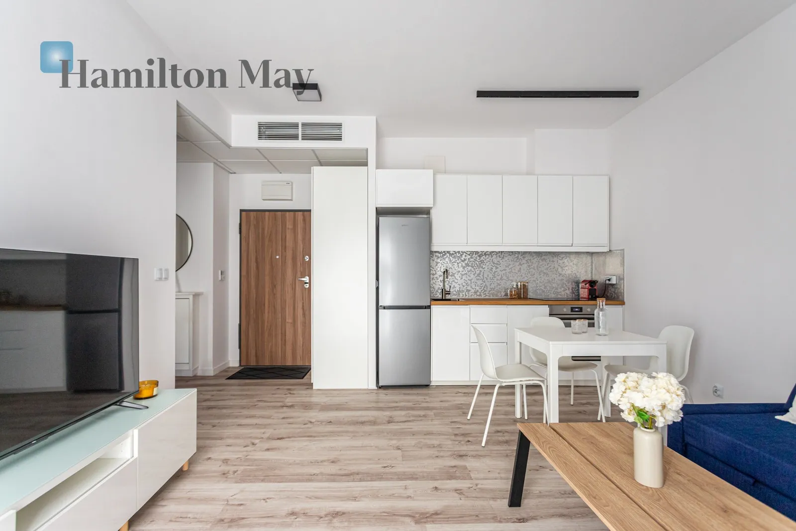 New 2-room apartment with air conditioning + balcony + garage - slider