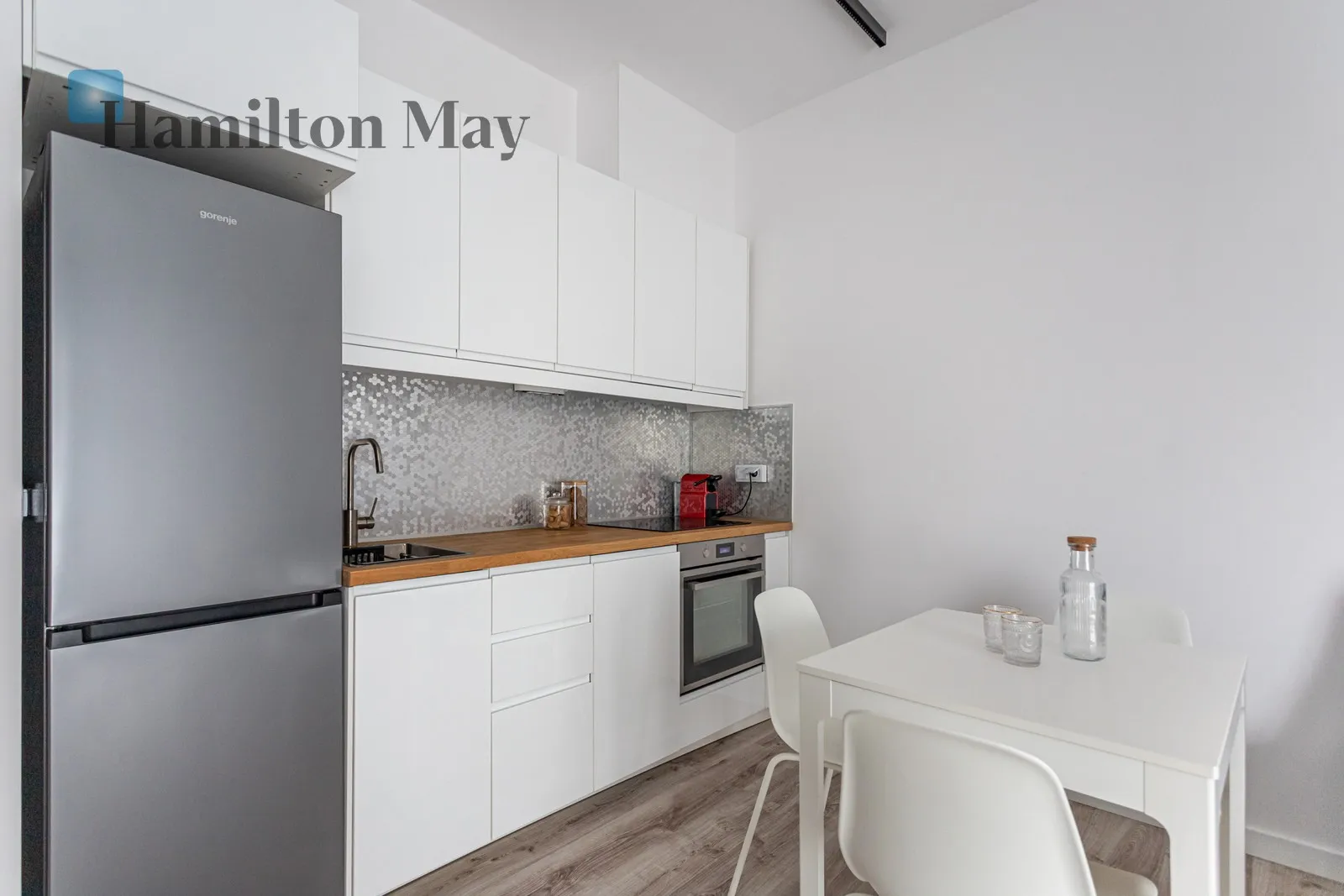 New 2-room apartment with air conditioning + balcony + garage - slider