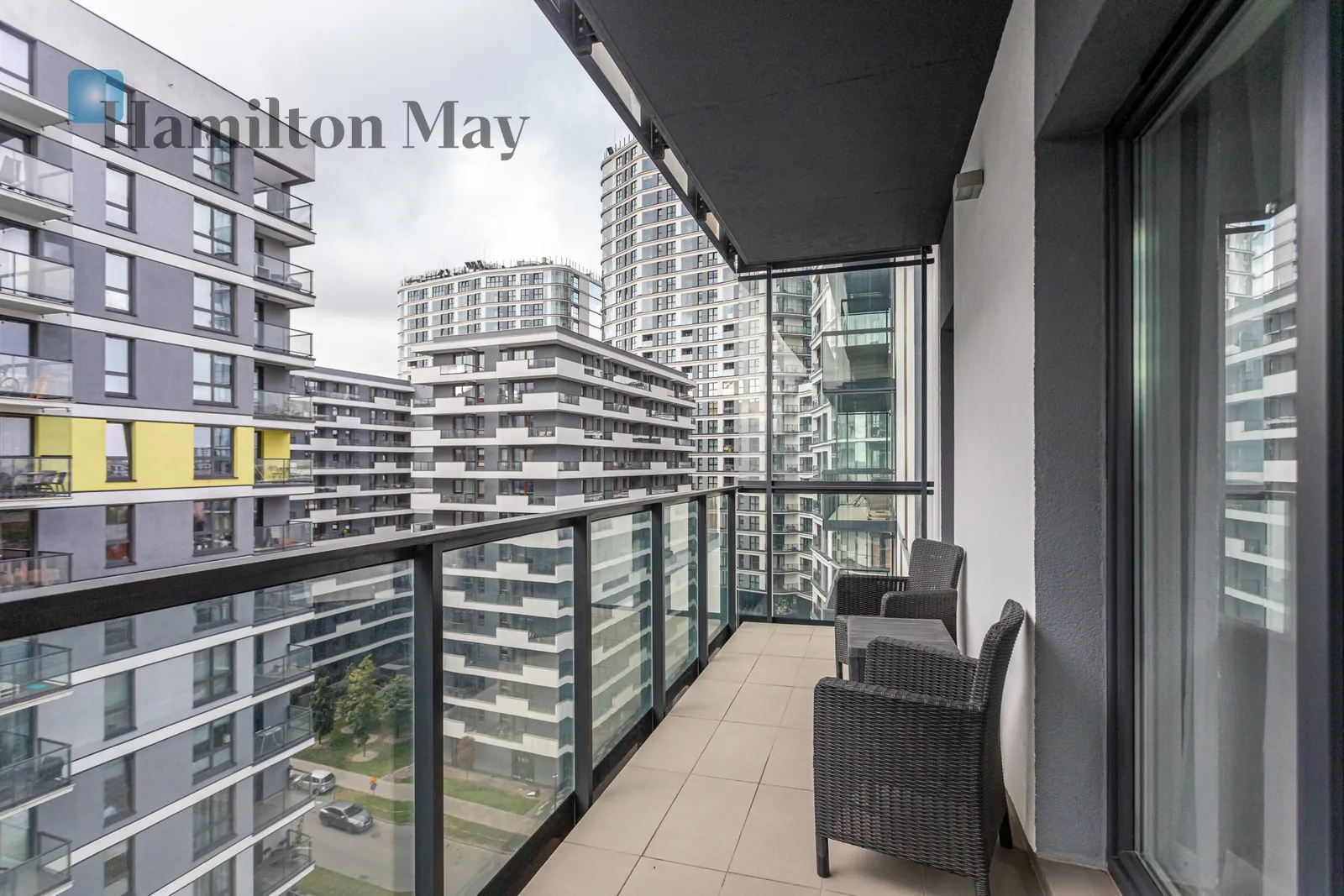 New 2-room apartment with air conditioning + balcony + garage - slider