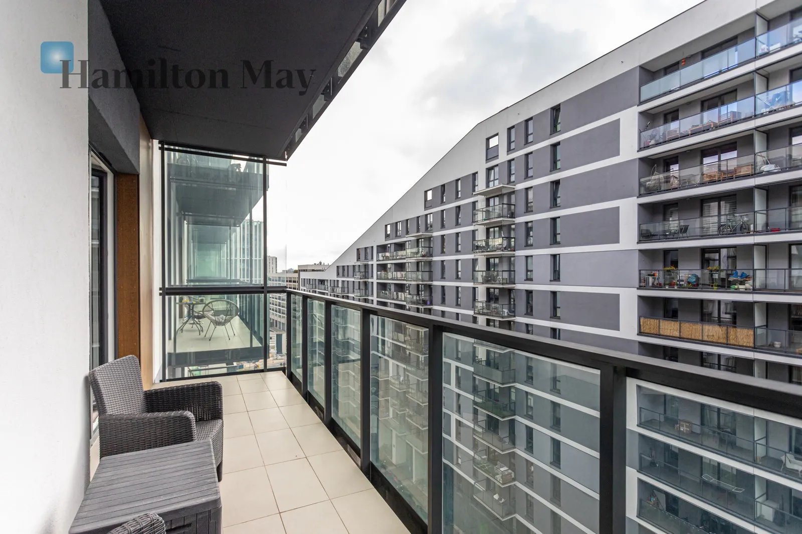 New 2-room apartment with air conditioning + balcony + garage - slider