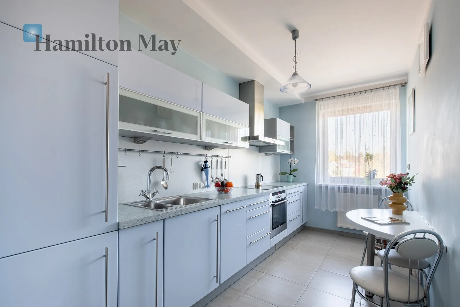 Street: osiedle Złota Podkowa Region: Bronowice Subregion: Bronowice Małe Distance to centre: 4.88 km Level: 2 Price: 775000 PLN Bedrooms: 1 Bathrooms: 1 Size: 49m2 - slider