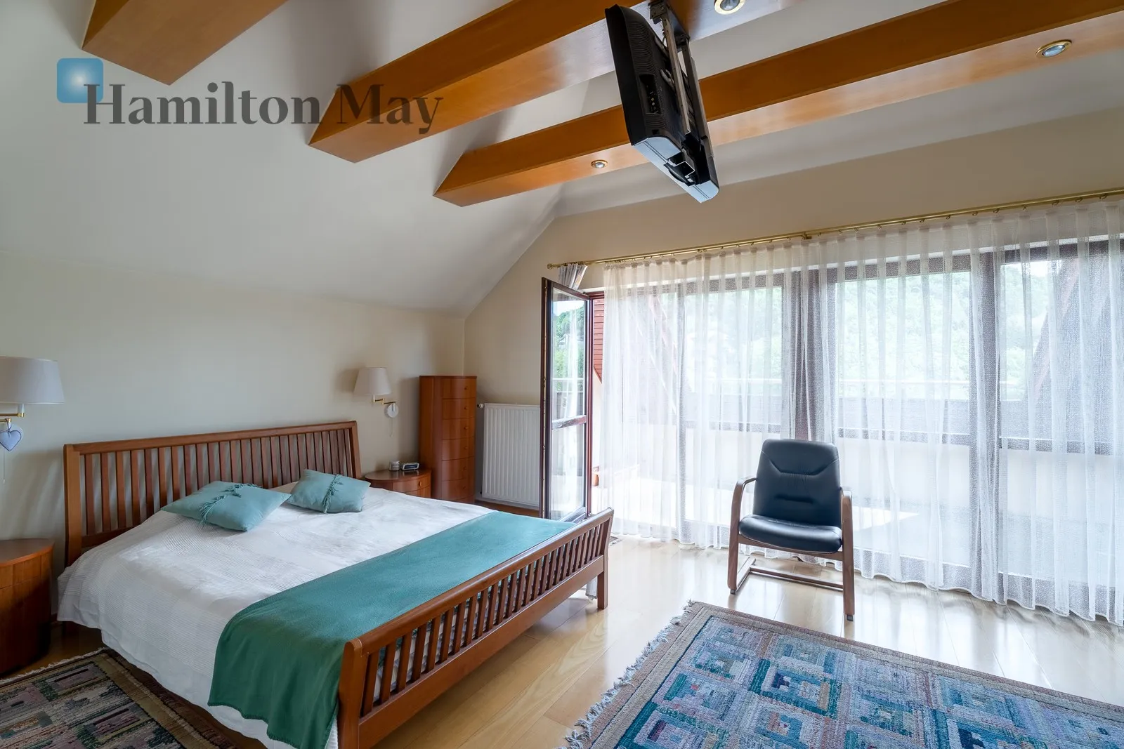 Distance to centre: 7.03 km Price: 5750000 PLN Bedrooms: 4 Bathrooms: 3 Plot size: 1939m2 Price/m2: 14668 PLN - slider