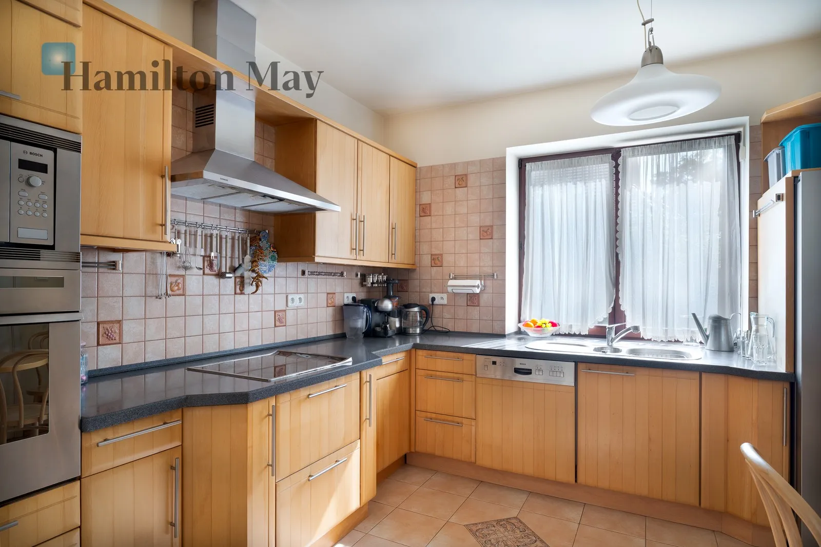 Subregion: Zakamycze Distance to centre: 7.03 km Price: 5750000 PLN Bedrooms: 4 Bathrooms: 3 - slider