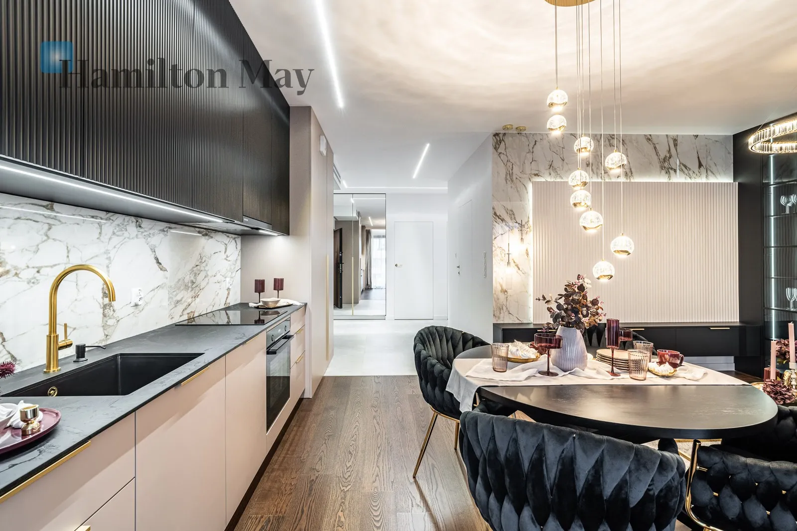 Luxury 4-Room Apartment with Panoramic Green Views - slider