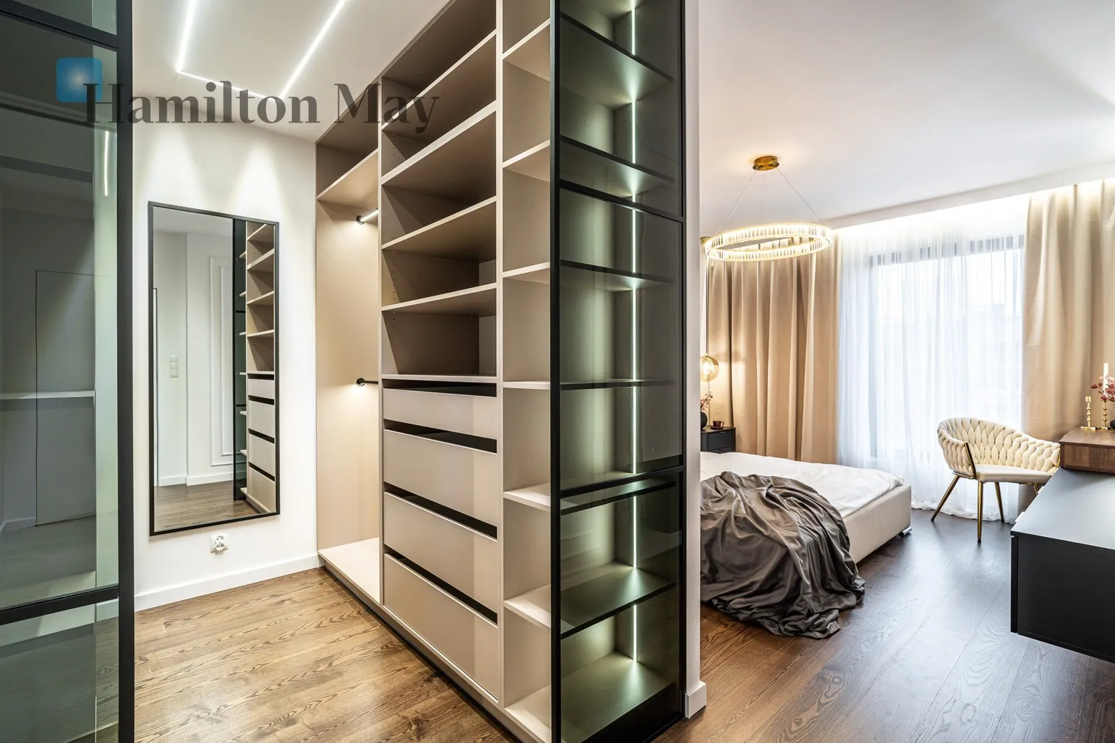 Luxury 4-Room Apartment with Panoramic Green Views - slider