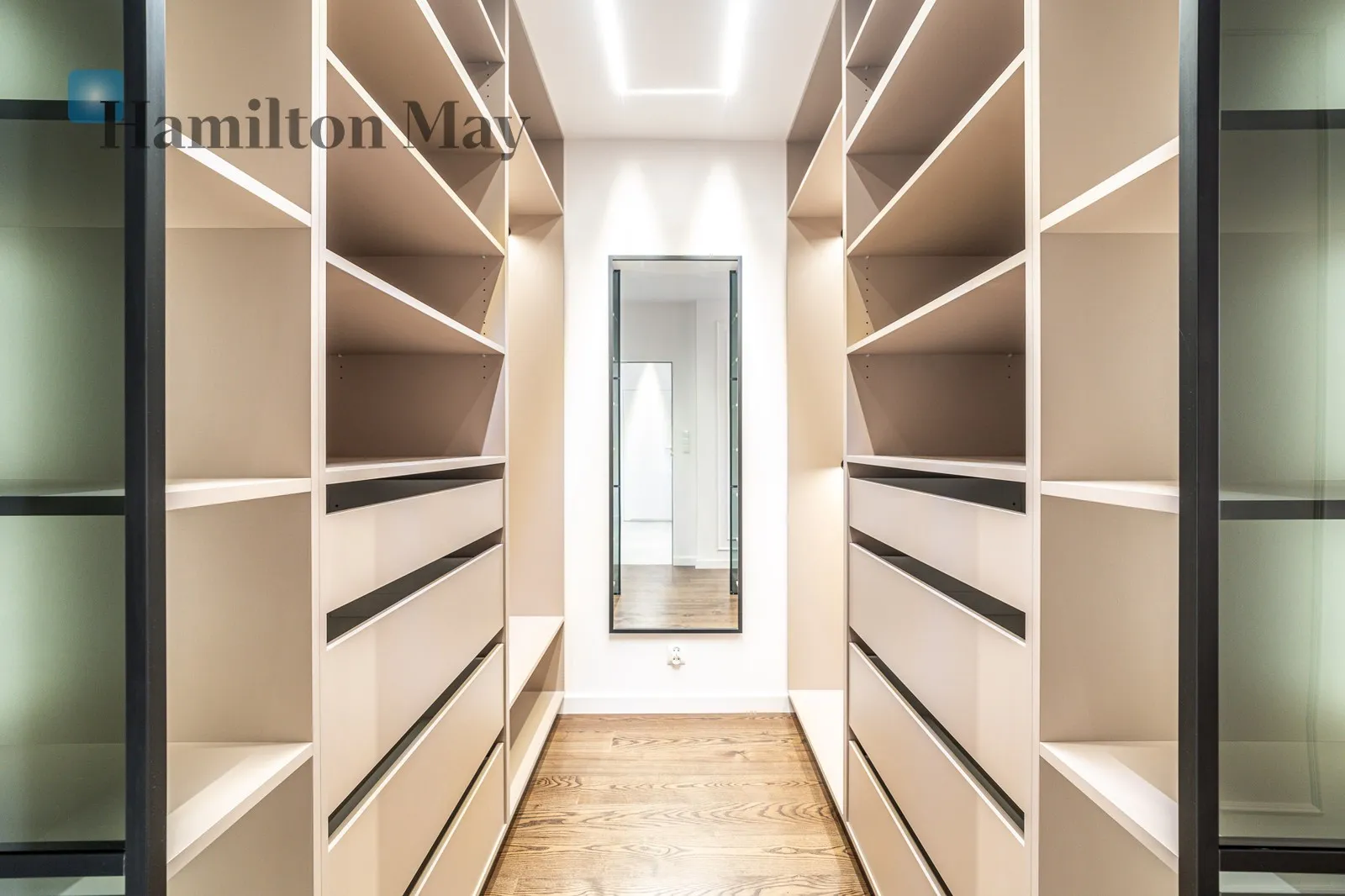 Luxury 4-Room Apartment with Panoramic Green Views - slider