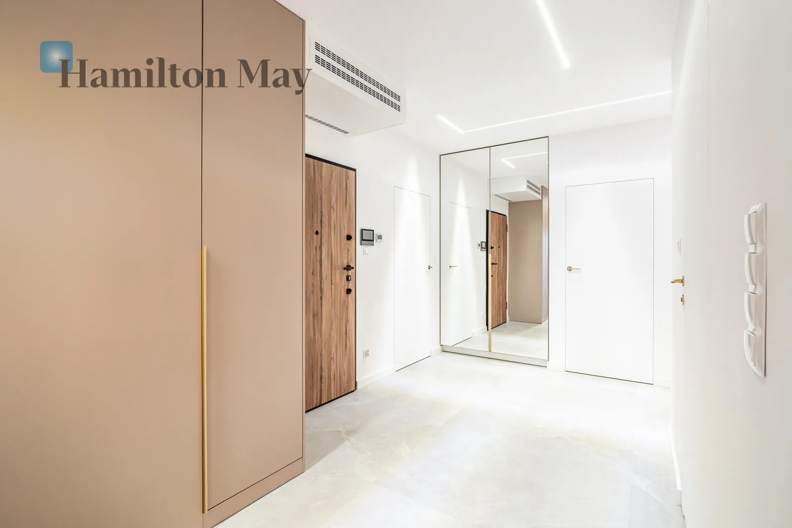 Luxury 4-Room Apartment with Panoramic Green Views - slider