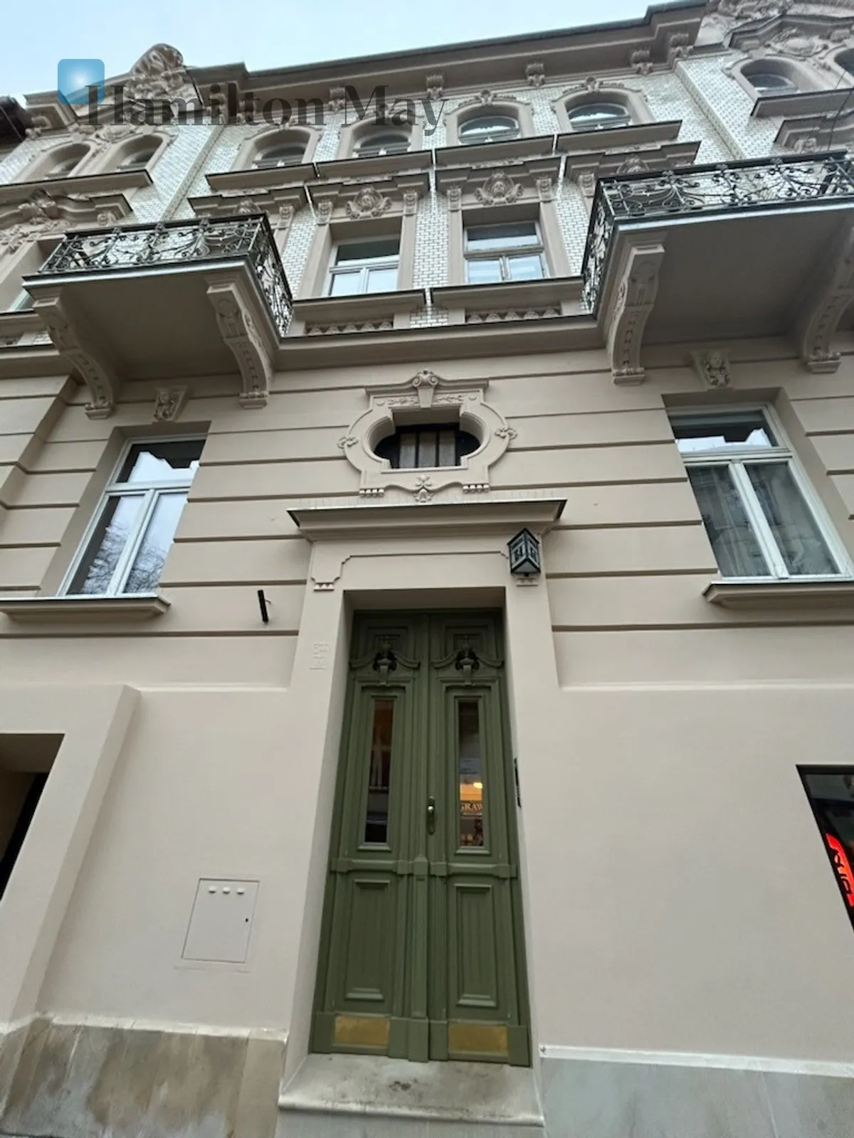 Stylish, elegant 111 m2 two-bedroom apartment in the heart of the city/renovated facade - slider