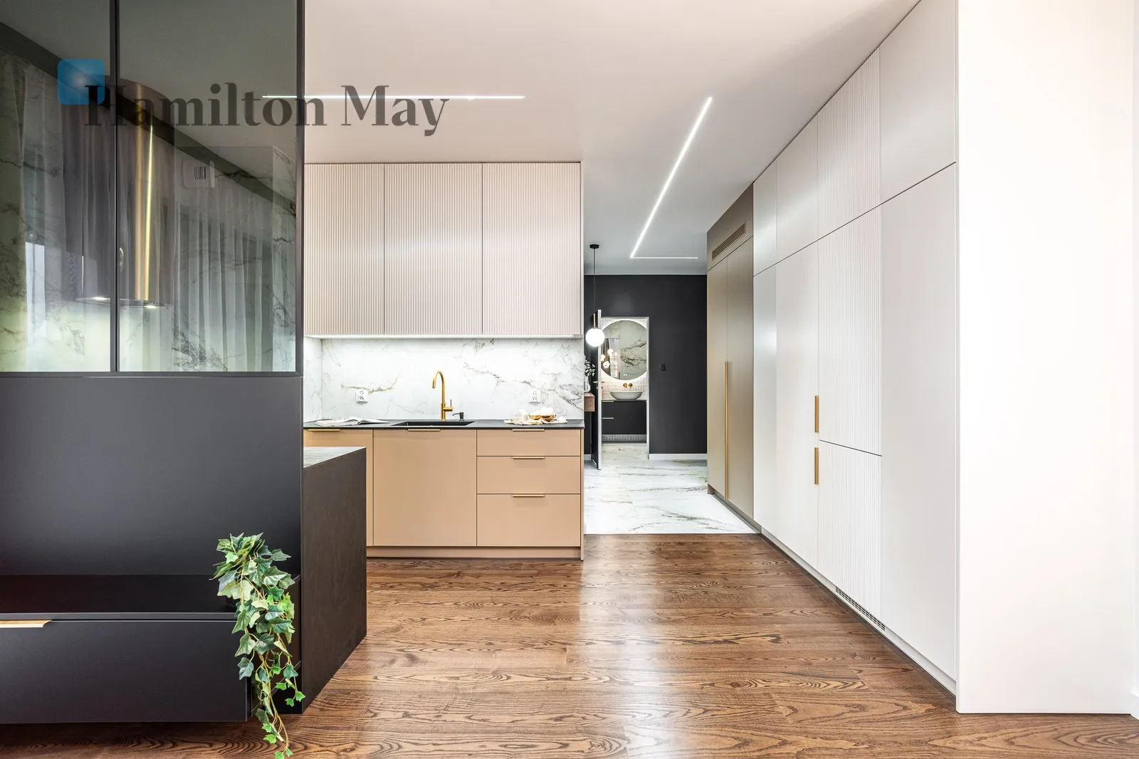 Elegancki apartament z loggią i widokiem na zieleń - slider